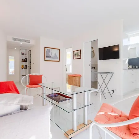 SERRENDY Renovated 1-bedroom apartment in a private estate Cannes Buitenkant foto